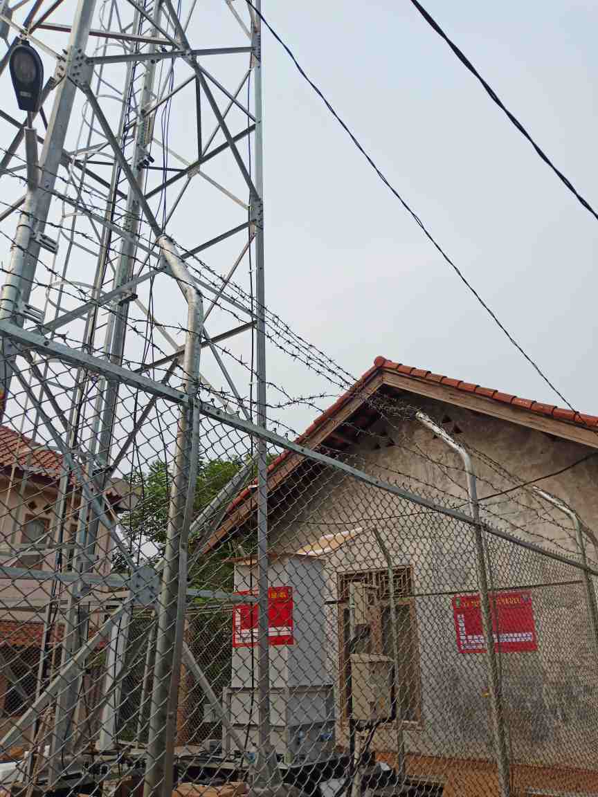 Menara Base Transceiver Station (BTS) Yang Di Segel Satpol PP Kota Tangerang Di Jl. Kp Pulo Nyamuk RT.03/RW.06, Kelulahan Parung Serab, Kecamatan Ciledug, Kota Tangerang